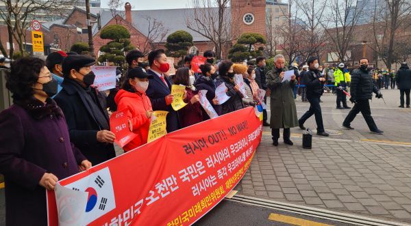韩国市民团在驻韩俄罗斯大使馆门前举行游行示威抗议俄罗斯入侵乌克兰