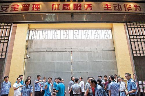 落马官员看守所生活：睡木板通铺 看中央一套