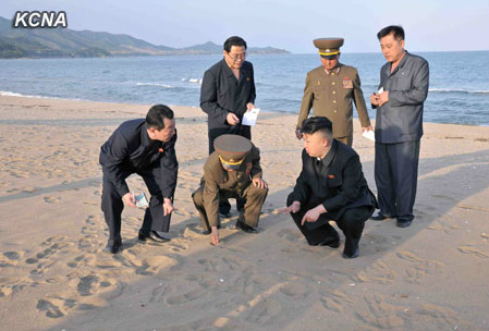 金正恩视察海滨浴场 称人民对文娱生活要求高(图)