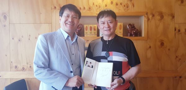 朴英一教授亲临访问韩国新华报社 本报记者