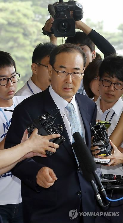 涉嫌接受希杰贿赂的前国税厅长到检察厅接受调查