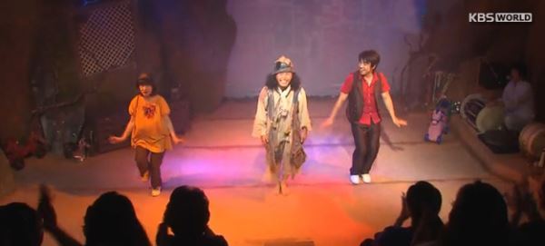“乞丐说唱艺术表演幽默滑稽，引人入胜”