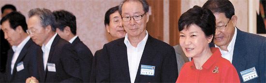 朴总统再次穿上红色衣服，8月里一直强调就业和民生问题