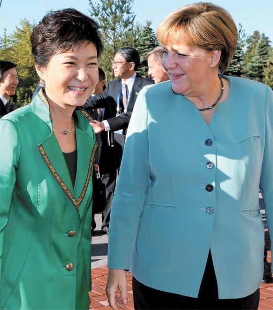 朴总统： 默克尔总理访问纳粹集中营令人感动