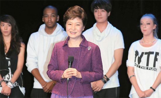 朴槿惠总统出席巴黎当地韩流粉丝宴会