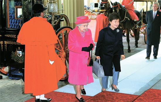 朴槿惠总统对英国进行国事访问时受到极高礼遇
