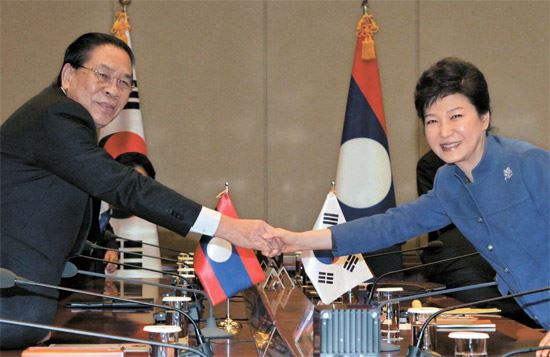 朴槿惠东南亚推销外交“韩国与老挝同乘一条船”