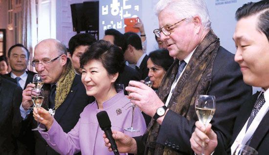 安倍突然现身朴总统演讲现场 在最前排倾听演说