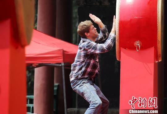 2013年东岳庙会今开幕 香客乐享民俗文化(图)