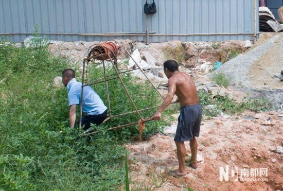 建筑工人将工具搬出工地，执法队调遣来挖土机进入工地对违章建筑进行原貌恢复。