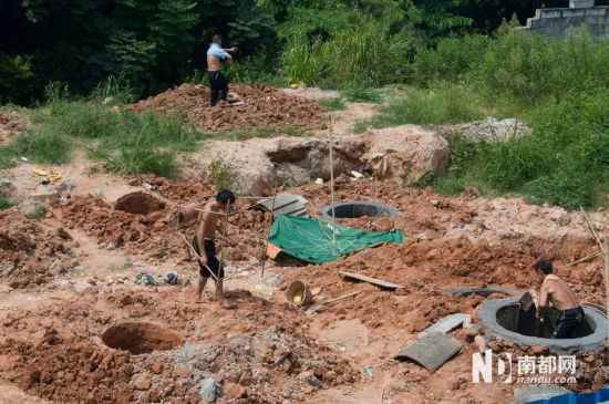 工人将建筑工具撤离工地。