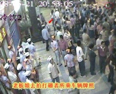 图：老板娘庞某前去拍摄奔驰车牌，红圈处即为奔驰车所在