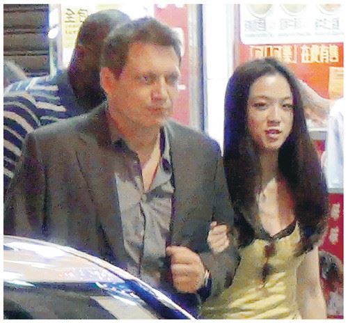 汤唯开工挽外籍男演员手臂 沿途有说有笑轻松(图)
