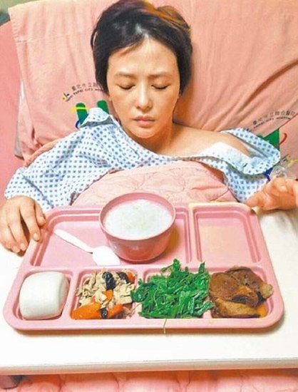 萧淑慎入院摘子宫肌瘤 曾吸毒入狱病容憔悴
