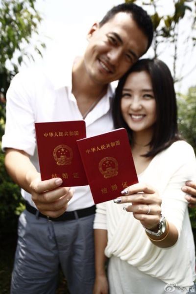 何洁与富二代男友晒结婚证 或9月举行婚礼