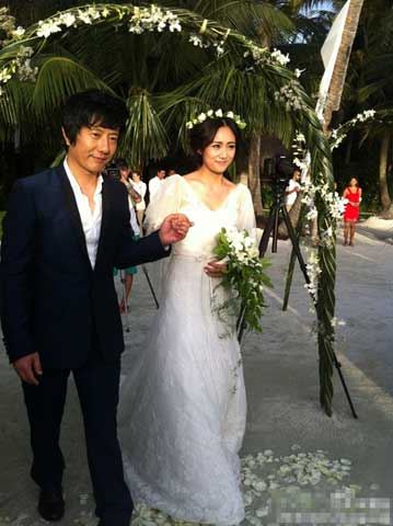 郑钧与刘芸补办婚礼 秦岚应采儿等道贺