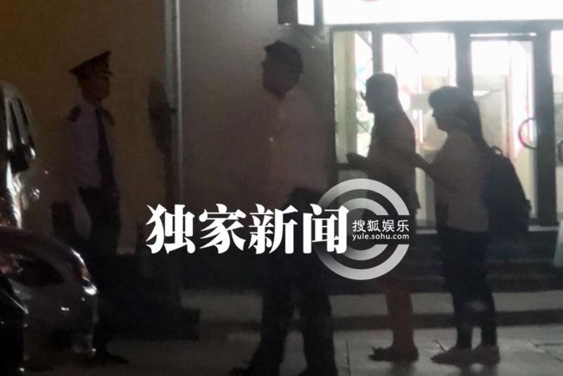 刘亦菲七夕陪干爹K歌 深夜分别紧紧相拥