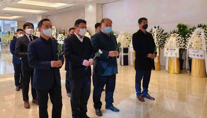 众多在韩中国侨胞悼念江泽民同志