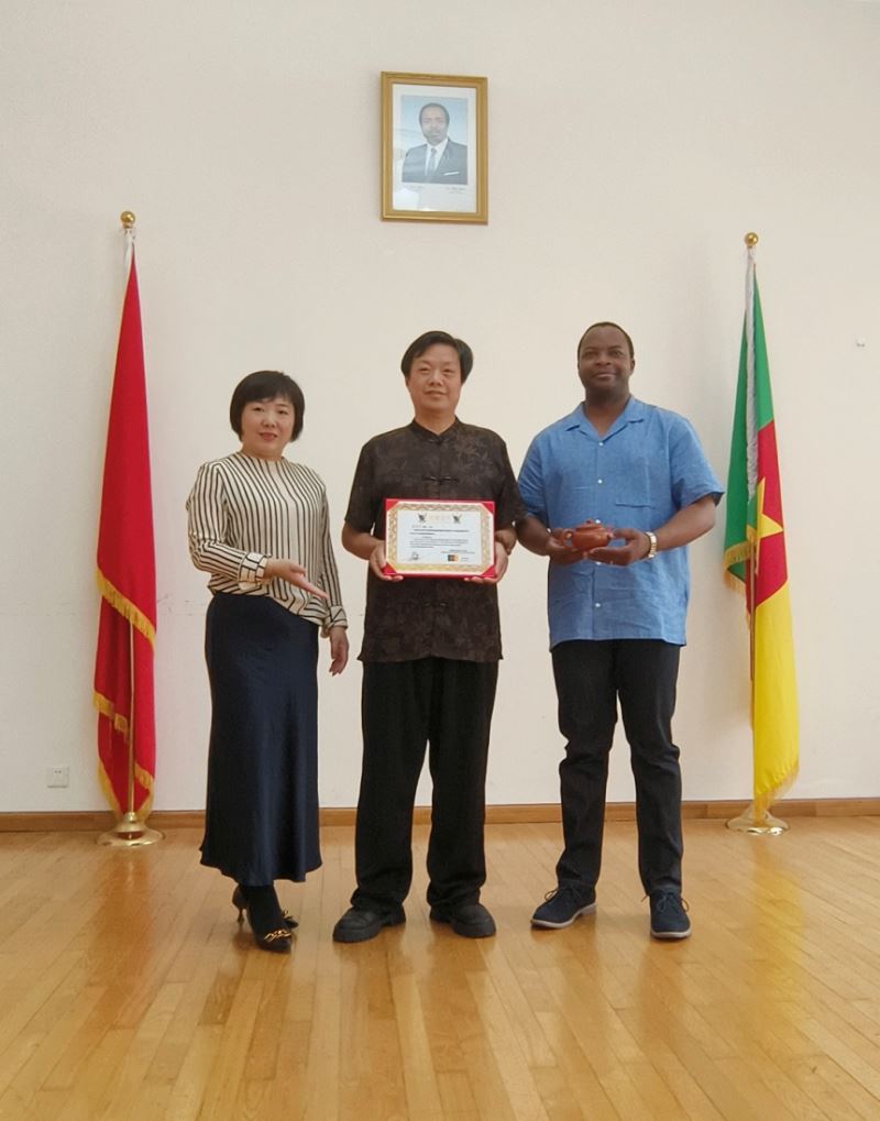 紫砂壶搭起中喀友谊桥